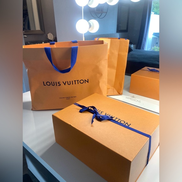 Louis Vuitton Avenue Sling Bag - Picture 2 of 15